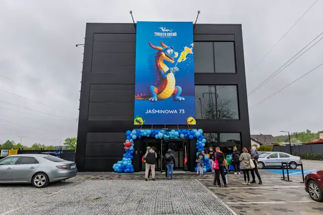 Budynek Smoczej Areny przy Jaśminowej 73 z banerem otwarcia