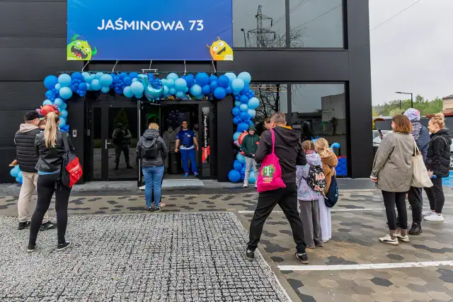 Balonowa brama i pierwsi goście przed wejściem