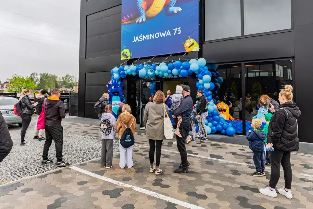 Rodziny przed balonową bramą Smoczej Areny