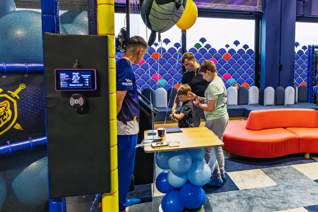 Goście przy interaktywnym kiosku strefy