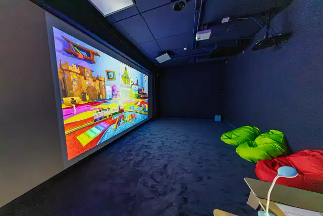 Sala projekcji interaktywnej z pufami