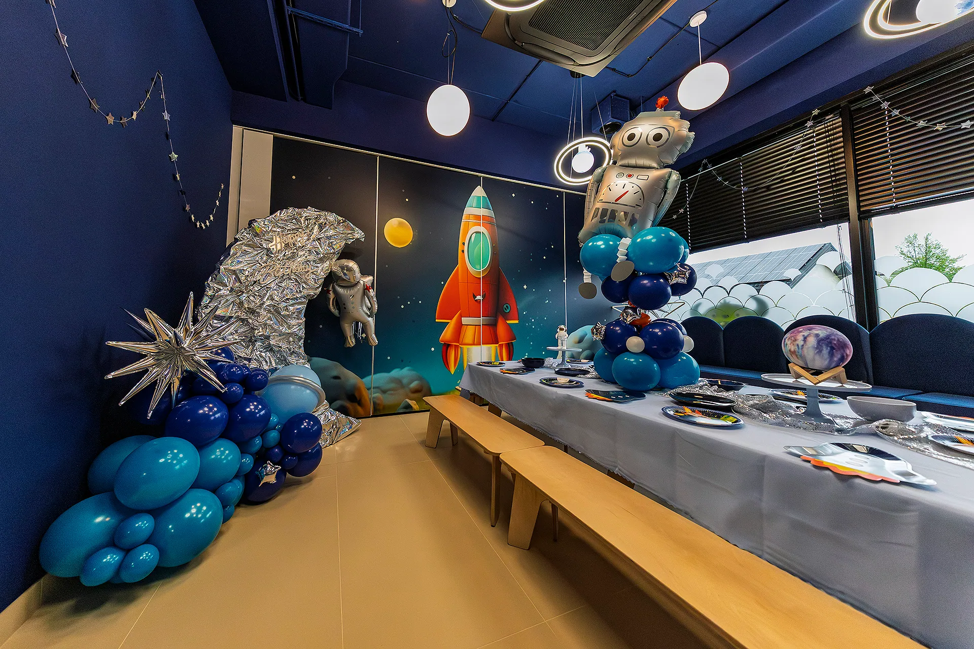 Sala kosmiczna — strefa urodzinowa z astronautą i planetami