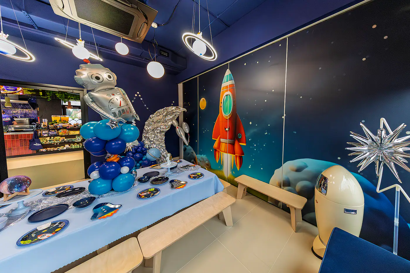 Sala kosmiczna — stół urodzinowy z rakietą i astronautą