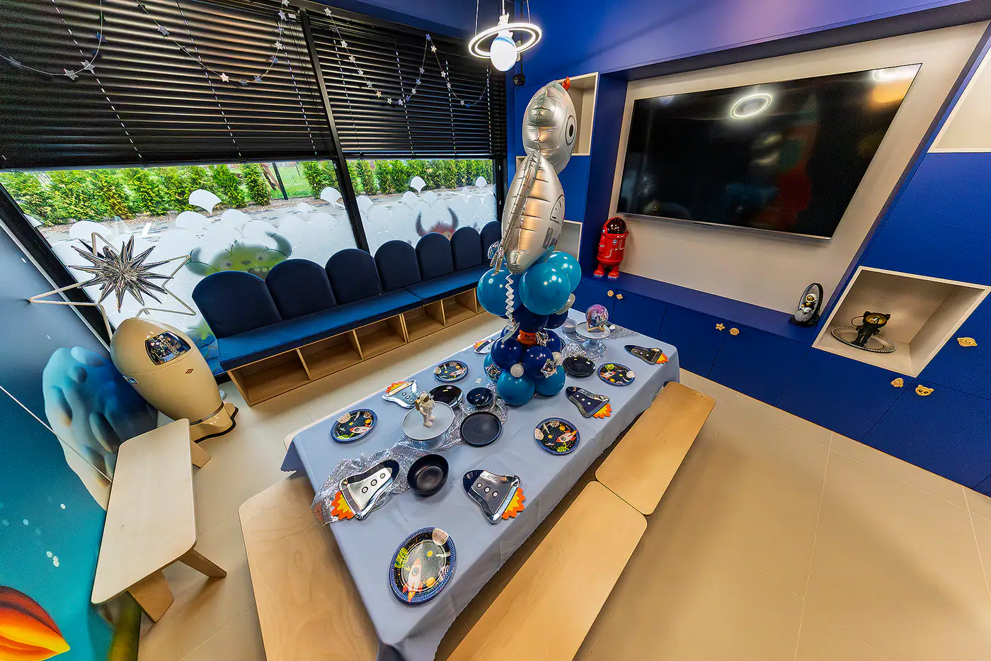 Sala kosmiczna — nakryty stół urodzinowy pod planetami