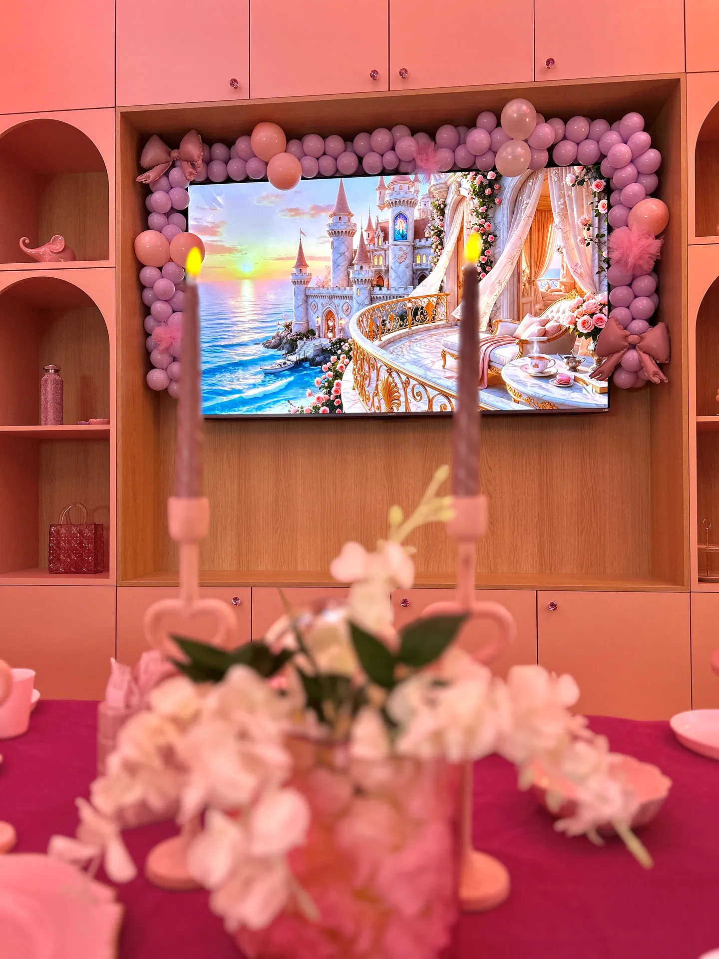 Sala księżniczki — urodzinowy stół w królewskiej scenerii