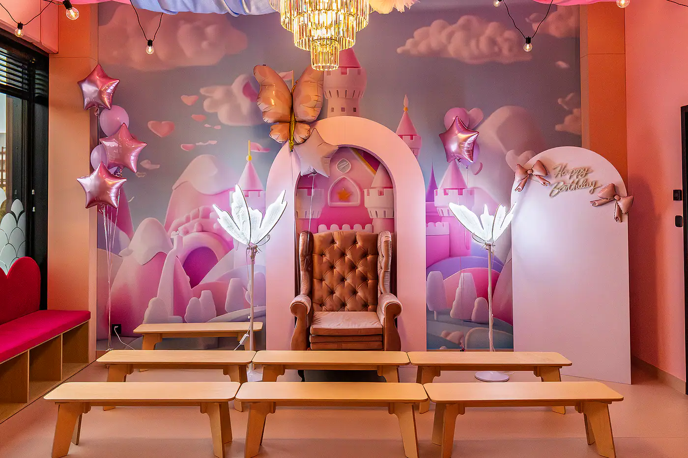 Sala księżniczki — tron solenizantki pod zamkiem
