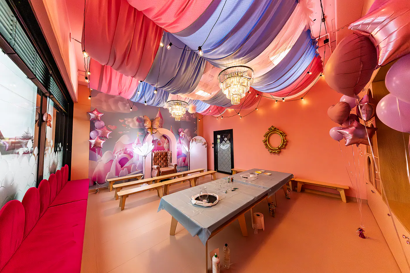 Sala księżniczki — pastelowe draperie i lustro