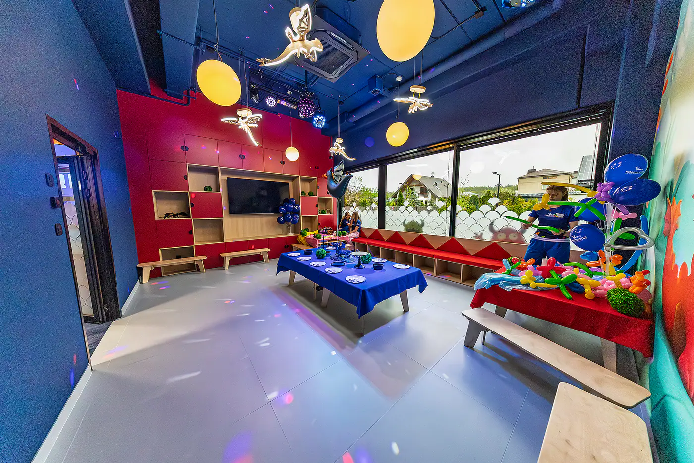 Sala smocza — smok na ścianie i niebieski stół urodzinowy