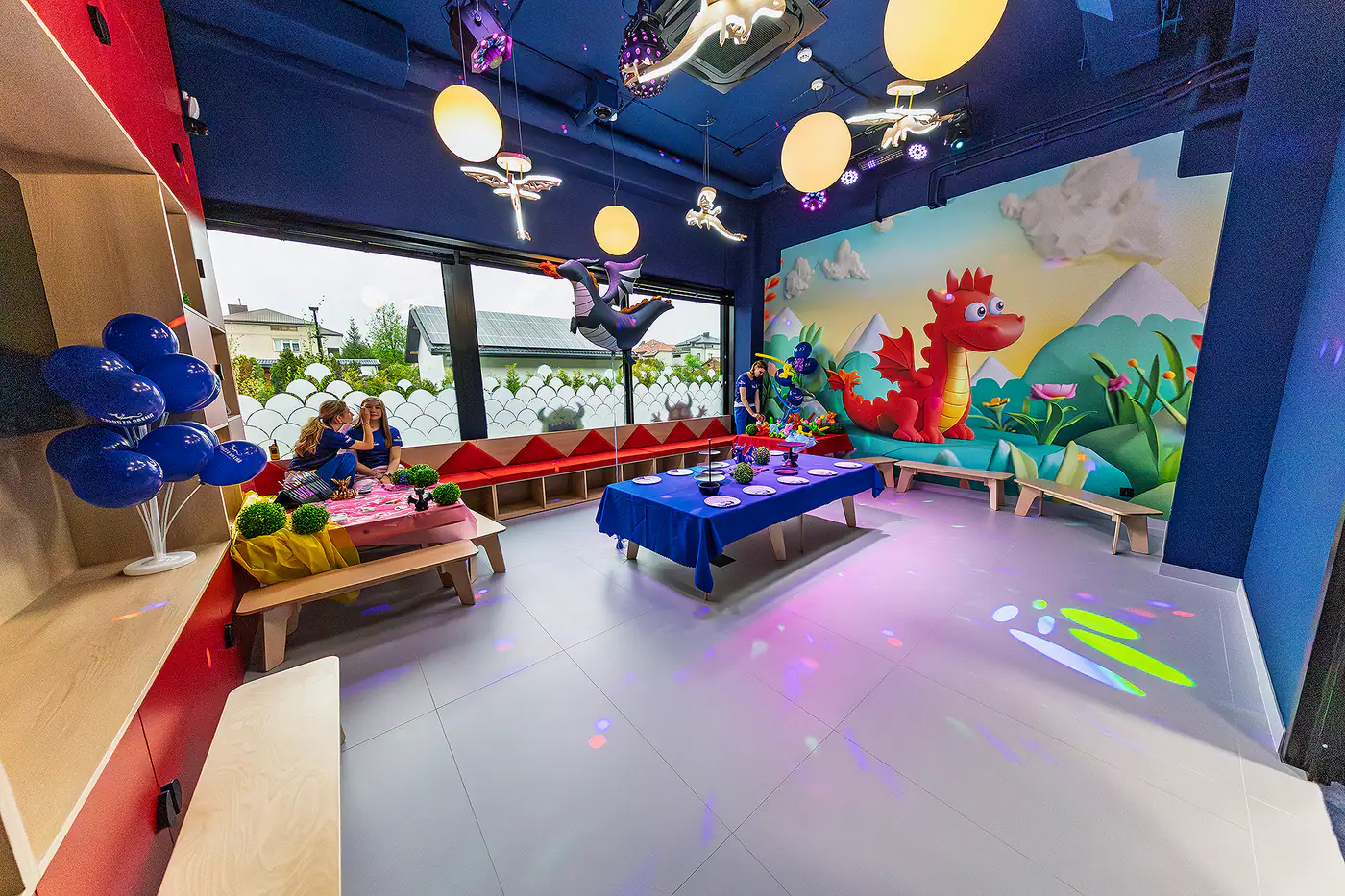Sala smocza — balonowy smok i stół urodzinowy